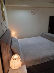 Basement Apartments房間的床