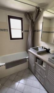 Ένα μπάνιο στο Maison avec jaccuzi