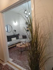 una sala de estar con un sofá y una mesa en Chanel Sunshine, en Kalamata