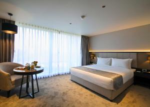 Postel nebo postele na pokoji v ubytování Essentia Premier Hotel Pune Wakad
