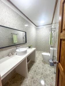 スルスドゥーにあるOhanaの洗面台、浴槽、トイレを備えたバスルーム