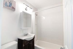 Baño blanco con lavabo y bañera en LA Royal Viking Apartments, en Los Ángeles 23 fotos más