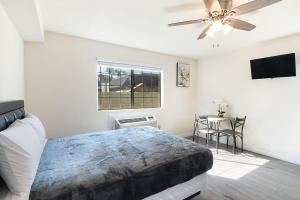 Un dormitorio con una cama y un ventilador de techo. en LA Royal Viking Apartments, en Los Ángeles
