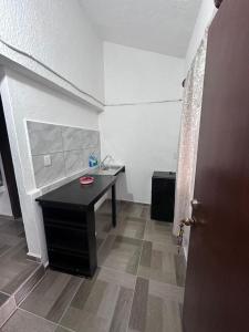 Habitación con escritorio y mesa. en Departamento mini Huatulco, en Santa Cruz Huatulco