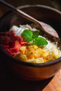 een kom eten met een lepel op een tafel bij Agra Arugambay in Arugam Bay +25 foto's