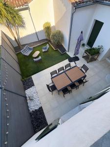 una vista dall'alto di un patio con tavolo e sedie di Charmante maison de Gros-Jonc a Le Bois-Plage-en-Ré