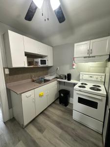 Dapur atau dapur kecil di Upper Floor 2 bedroom Unit