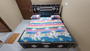 Giường trong phòng chung tại Deva Guest House