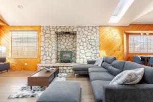 Χώρος καθιστικού στο Le Serenity Cabin, Hot Tub, Game Room Pool Table