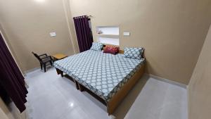 Giường trong phòng chung tại Deva Guest House