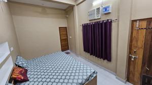 Giường trong phòng chung tại Deva Guest House