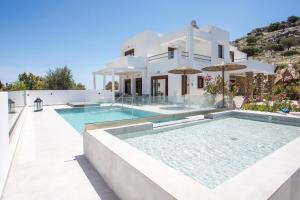 Bazén v ubytování Aggelina Villa nebo v jeho okolí