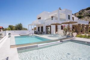 Bazén v ubytování Aggelina Villa nebo v jeho okolí