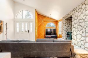 Χώρος καθιστικού στο Le Serenity Cabin, Hot Tub, Game Room Pool Table +27 φωτογραφίες