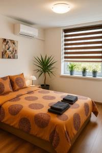 Ένα ή περισσότερα κρεβάτια σε δωμάτιο στο Downtown Apartment By the Lindens