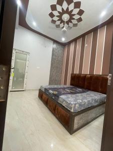 Un dormitorio con una cama y un techo. en Swarn Kunj Home Stay Ayodhya, en Ayodhya