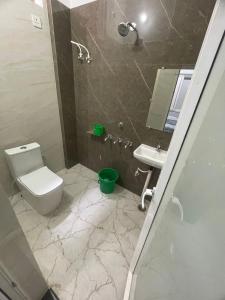un baño con inodoro y lavabo en Swarn Kunj Home Stay Ayodhya, en Ayodhya 6 fotos más