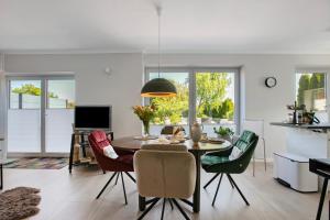 a kitchen and dining room with a table and chairs at Ferienwohnung Alte Tischlerei in Hemmingstedt