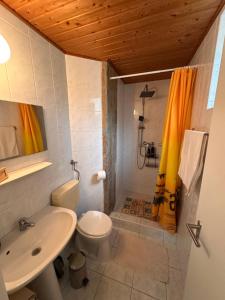 Bilik mandi di Sarokház Rooms +24 gambar