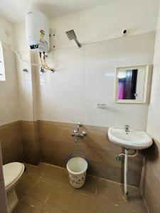 Koupelna v ubytování Hotel Prakrathi Residency + 22 fotografií