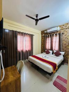 Postel nebo postele na pokoji v ubytování Hotel Prakrathi Residency