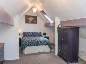 ein Schlafzimmer mit einem Bett und einer Kommode in der Unterkunft Wayside Farm Stable Cottage in Scarborough