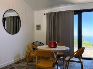 a room with a table and chairs and a mirror at V.V. Verde Amanecer 3 in Las Casas