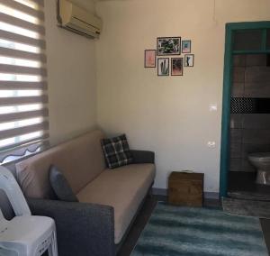 un soggiorno con un divano e un tavolo di Moray pansiyon a Ayvacık