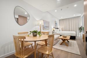 - un salon avec une table à manger et une chambre dans l'établissement Modern Studio with Rooftop and BBQ Access, à North Fremantle