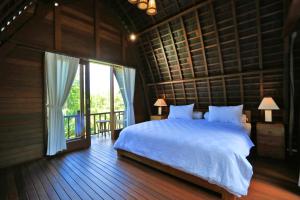 Ένα ή περισσότερα κρεβάτια σε δωμάτιο στο Raja Woods Villa +13 φωτογραφίες