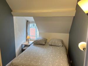 a small bed in a room with a window at Mer&Campagne Wimille in Wimille