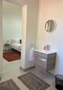 Ένα ή περισσότερα κρεβάτια σε δωμάτιο στο The Guesthouse Kimberley