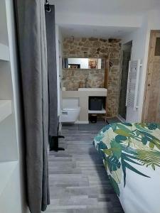 ein Badezimmer mit einem Bett, einem Waschbecken und einer Badewanne in der Unterkunft Studio T2 Montfrin Pont du Gard in Montfrin