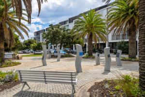 un parc avec un banc devant un bâtiment dans l'établissement Modern Studio with Rooftop and BBQ Access, à North Fremantle