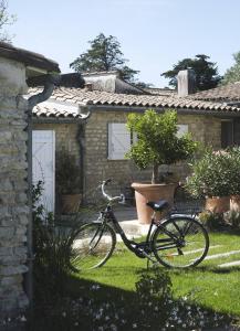 a bike parked in front of a house at Maison de famille en pierre in La Couarde-sur-Mer +5 photos