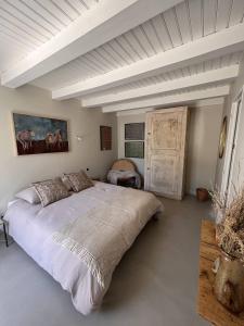 a bedroom with a large bed in a room at Maison de famille en pierre in La Couarde-sur-Mer