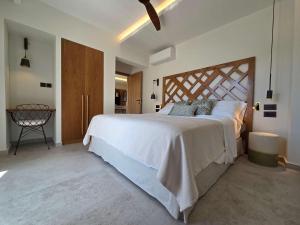 Giường trong phòng chung tại Utopia Luxury Suite