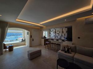 Khu vực ghế ngồi tại Utopia Luxury Suite