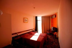 Habitación de hotel con cama y ventana en Sylva Hotel, en Limassol