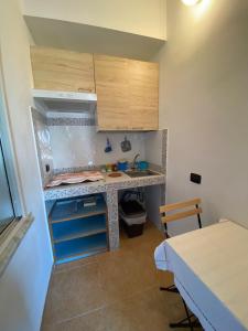 eine kleine Küche mit Arbeitsfläche und Spüle in der Unterkunft Orion Accomodation in Tropea + 29 Fotos