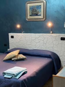ein Schlafzimmer mit einem Bett und zwei Kissen darauf in der Unterkunft Orion Accomodation in Tropea