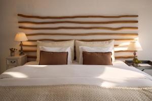 Llit o llits en una habitació de Iconic Santorini, a Boutique Cave Hotel by Sandglass