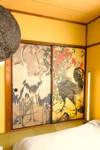 京都市にあるミラージュ宿 2025年5月オープン 京都芸術 1軒家貸切の鳥絵の壁