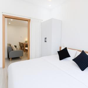 Кровать или кровати в номере Louis Luxury Apartment & Hotel