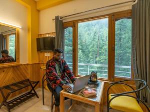 The Hosteller Kasol, Riverside的电视和/或娱乐中心