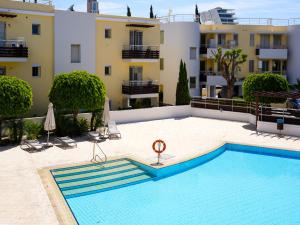 una piscina frente a un edificio en Mediterranean Escape - Coastal Apartment with Pool, en Limassol