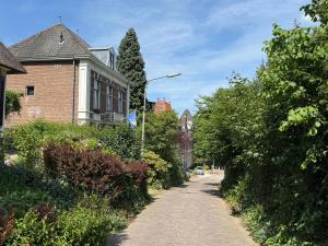 UbbergenにあるLuxe Penthouse nabij Nijmegenの家並木道