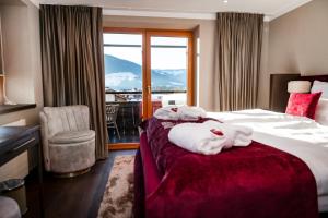 韦斯滕多夫Hotel Jakobwirt Westendorf的酒店房间里有一张床，上面放着毛巾
