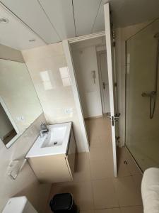 Ένα μπάνιο στο Stylish Apartment Steps from Palma's Seafront