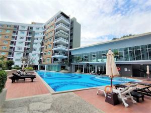 een groot zwembad voor een gebouw bij The Condo 88 Wohnung 42-179 in Hua Hin